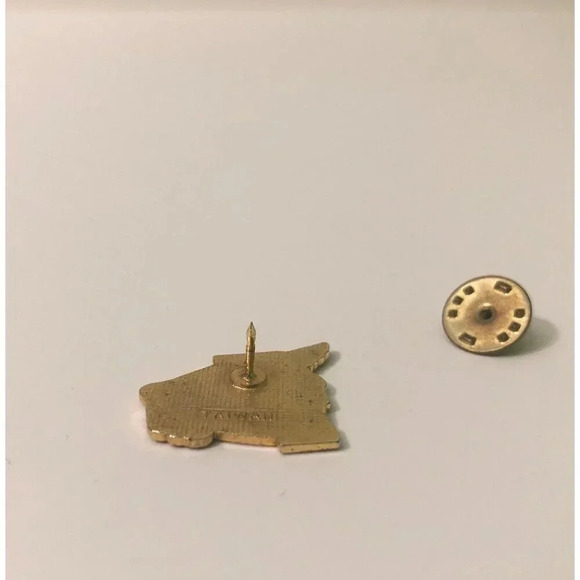 Wendys  Restaurant Urgency Enamel Pin Lapel - Picture 6 of 9